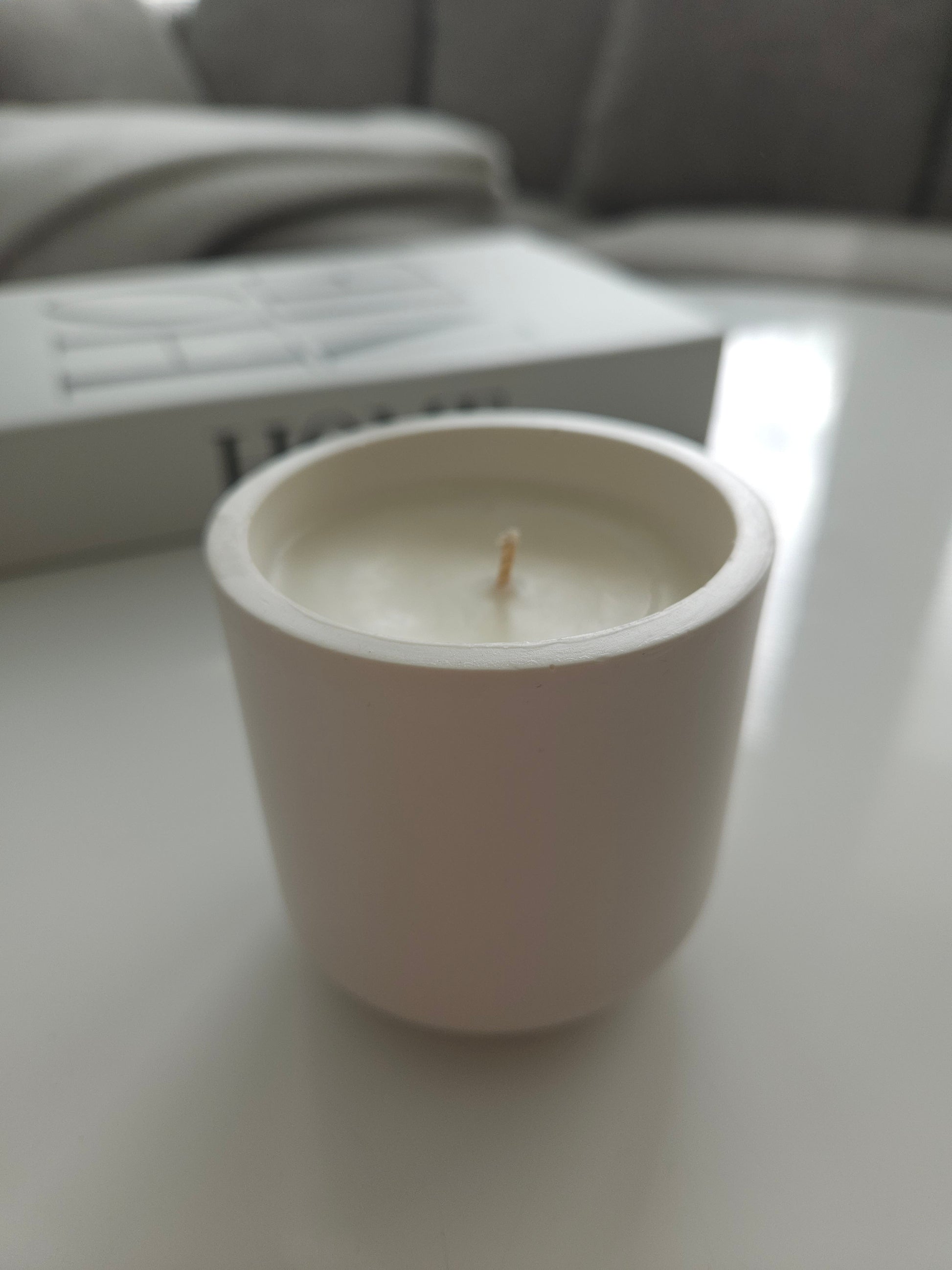 Kaunis, elegantti ja yksinkertainen astiakynttilä. Kynttilä on käsintehty Suomessa.