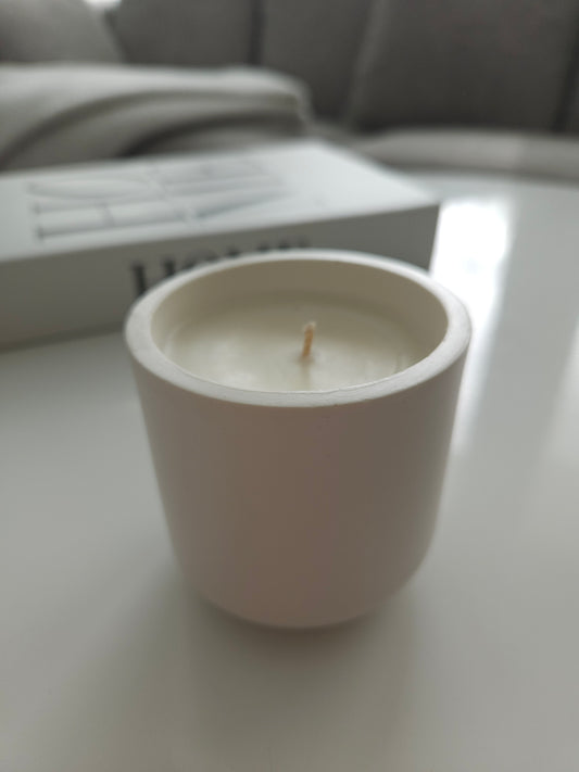 Kaunis, elegantti ja yksinkertainen astiakynttilä. Kynttilä on käsintehty Suomessa.