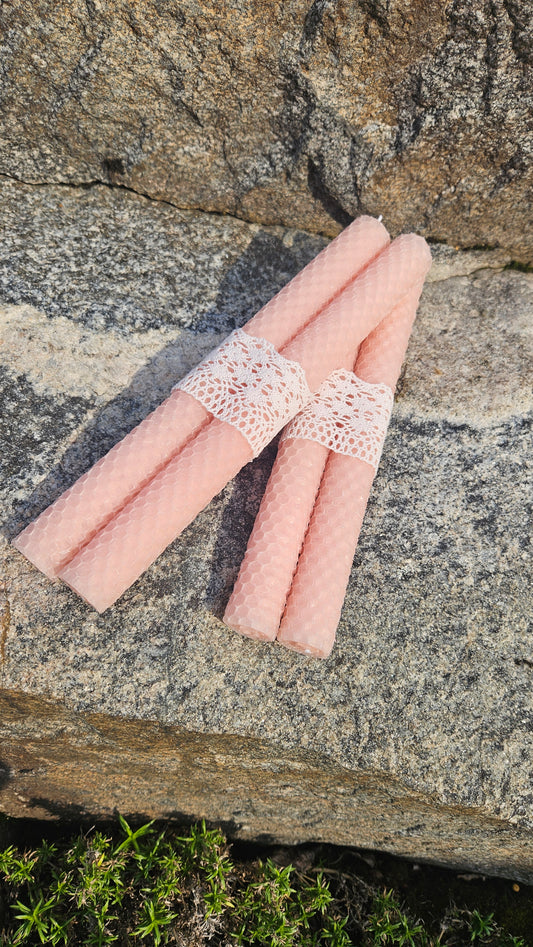 Kaksi kappaletta mehiläisvahakynttilöitä, useita sävyjä valittavana.