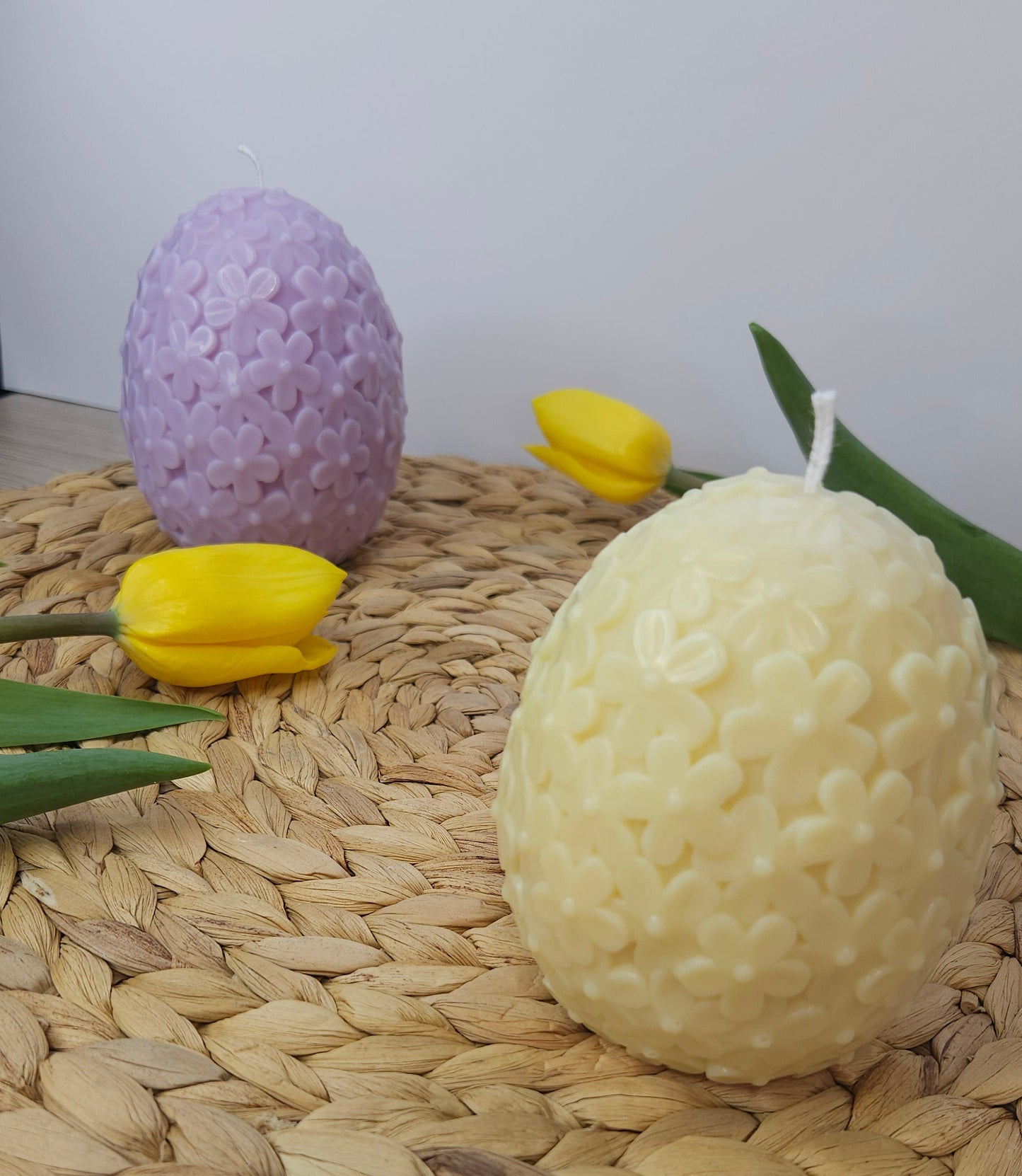 Kaunis kukkakynttilä ekologisesta oliivivahasta.