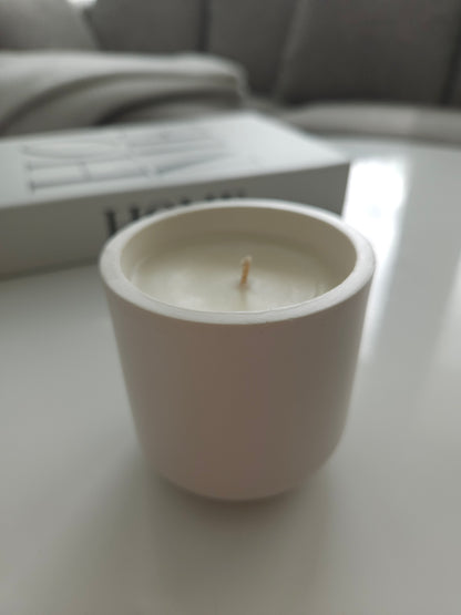 Kaunis, elegantti ja yksinkertainen astiakynttilä. Kynttilä on käsintehty Suomessa.